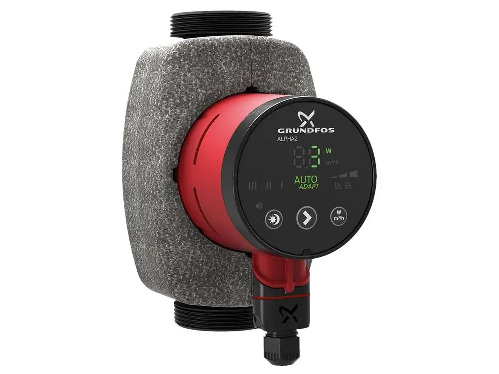 Grundfos Umwälzpumpe in roter Farbe mit digitalem Display, das die Leistungsaufnahme anzeigt. Der Pumpenkörper ist mit einem grauen Isoliermaterial umgeben.